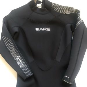Women’s Bare 3mm Velocity full wetsuit. Used for 2 dives. Excellent condition.